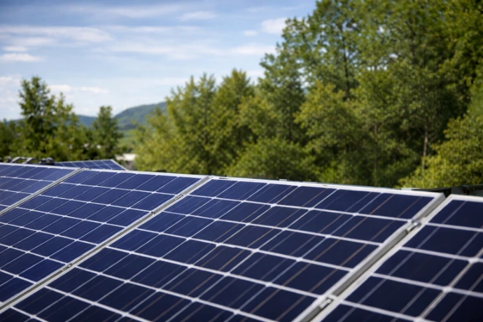 Impianto fotovoltaico su tetto per produzione di energia rinnovabile ed efficienza energetica